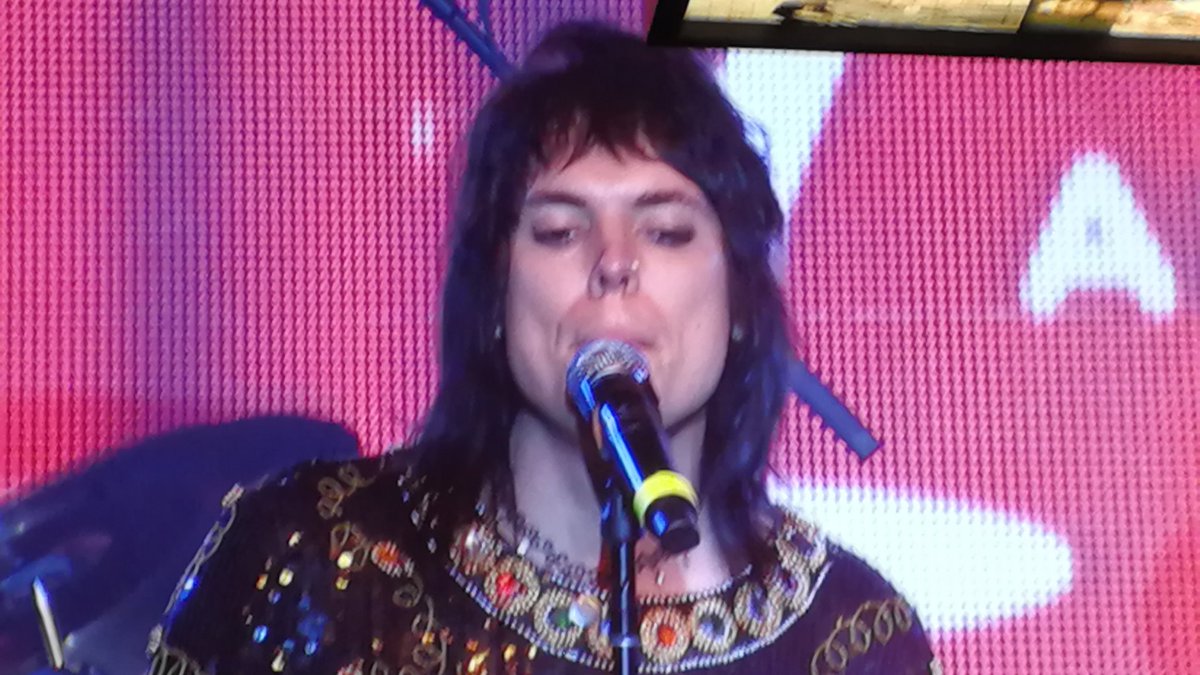 E Hollywood tweet media