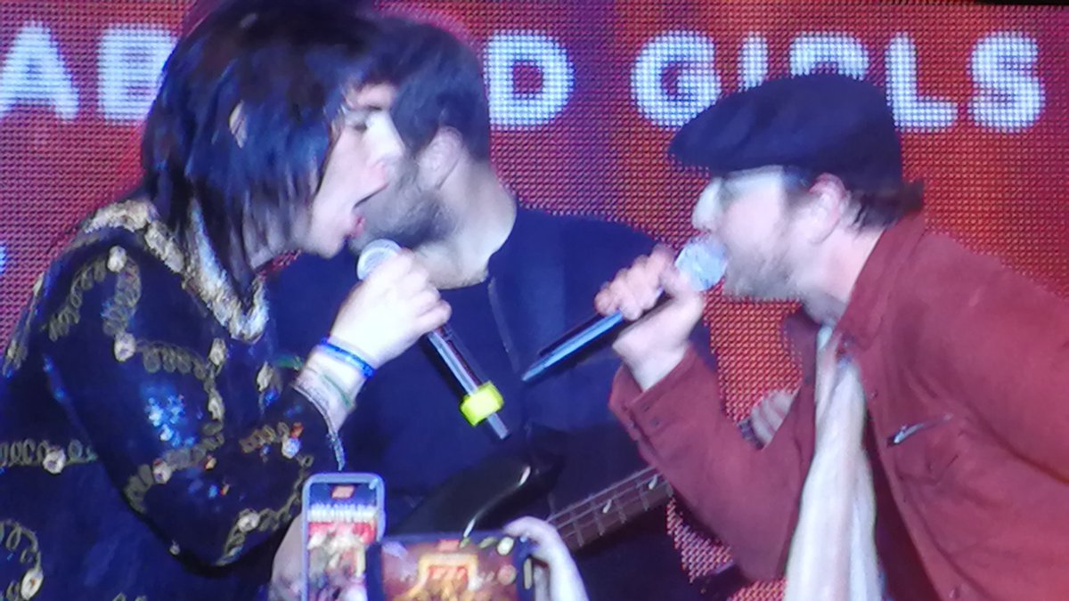 E Hollywood tweet media