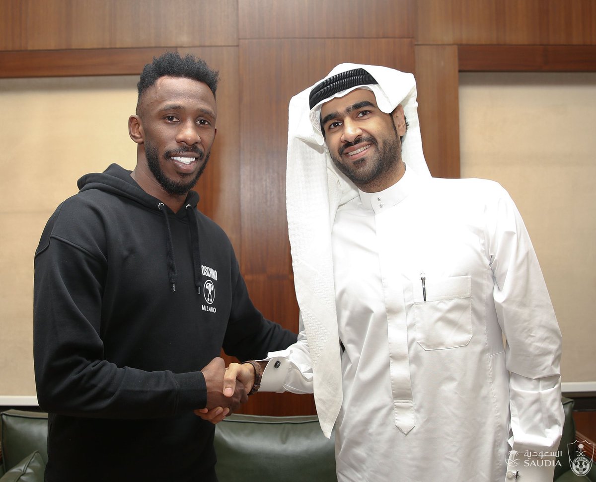 ALAHLI_FCEN's tweet photo. โ๏ธ Talal Al-Absi signed his 3-year contract with Al-Ahli ๐
#Welcome_TALAL https://t.co/Y5i1s7LmUM