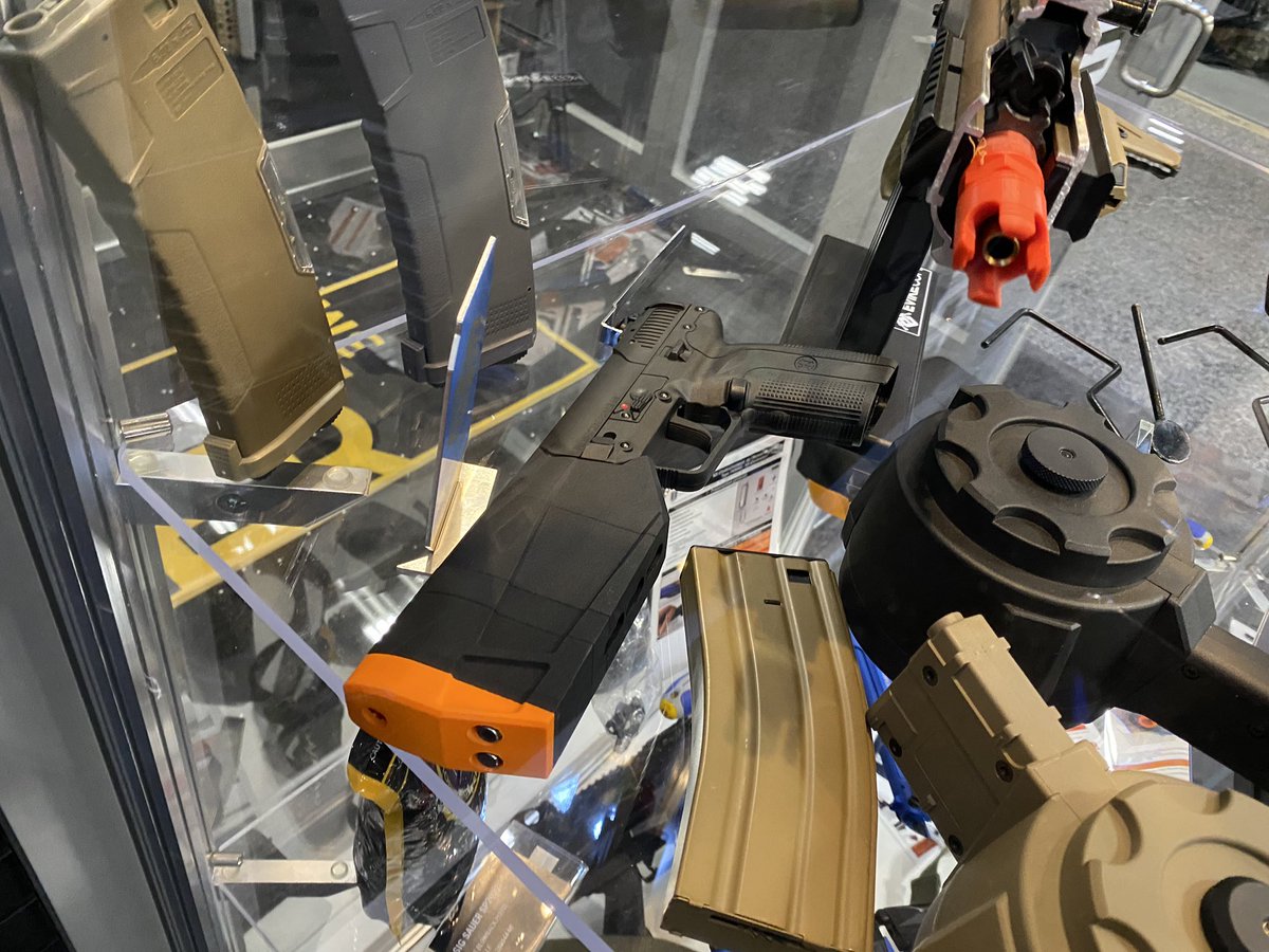 さて、ここまではほぼ実銃ネタでしたが、久々にAirsoftに戻って此方

CyberGunのショーケース

そうですFN509！

今回はもう実働モックまで到達！
実際に試射コーナーも設けられていました😊
そしてSCAR PDWも展示

で気になるのが4枚目。。。