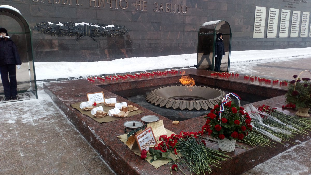 Сегодня на площади 30-летия Победы почтили память жертв блокады Ленинграда и Холокоста. 27 января 1944 полное снятие блокады Ленинграда, 27 января 1945 освобождение Освенцима Красной армией.