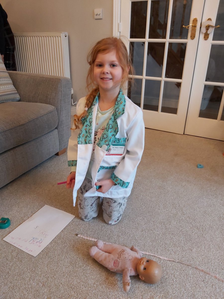 Jen1503's tweet image. Doctor y dyfodol yn mesur EU theulu ac ymarfer mathemateg #gcnya @Ysgol_y_Castell