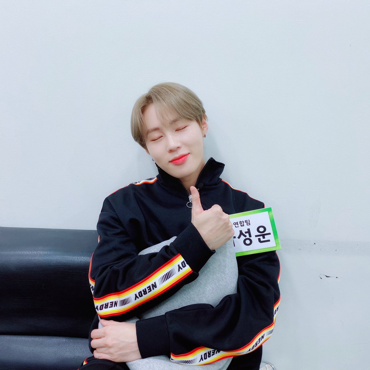 HSW_officialtwt's tweet photo. [☁]
⠀
잠시 후 5시, MBC 2020 설특집 아이돌스타 선수권대회에 구르미가 출연합니다!
멋지게 승부차기하는 하성운의 모습이 궁금하다면 잊지 말고 본방사수하면서🥰
성운이와 함께 연휴 마무리 잘 하세요 하늘💜💙💛

#하성운
#HASUNGWOON
#아육대 https://t.co/qWIJWG2PC0