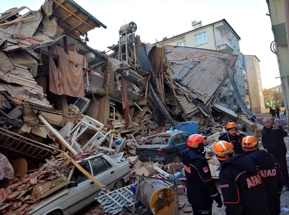 Elazığ'da yaşanan 6.8 büyüklüğündeki depremde krizi en iyi şekilde yöneten devletimizin tüm çalışanlarını, arama kurtarma faaliyetlerinde liderlik yaparak onlarca hayata umut olan AFAD arama kurtarma uzmanlarını gönülden tebrik ediyor, birlikte yürümekten onur duyuyoruz.