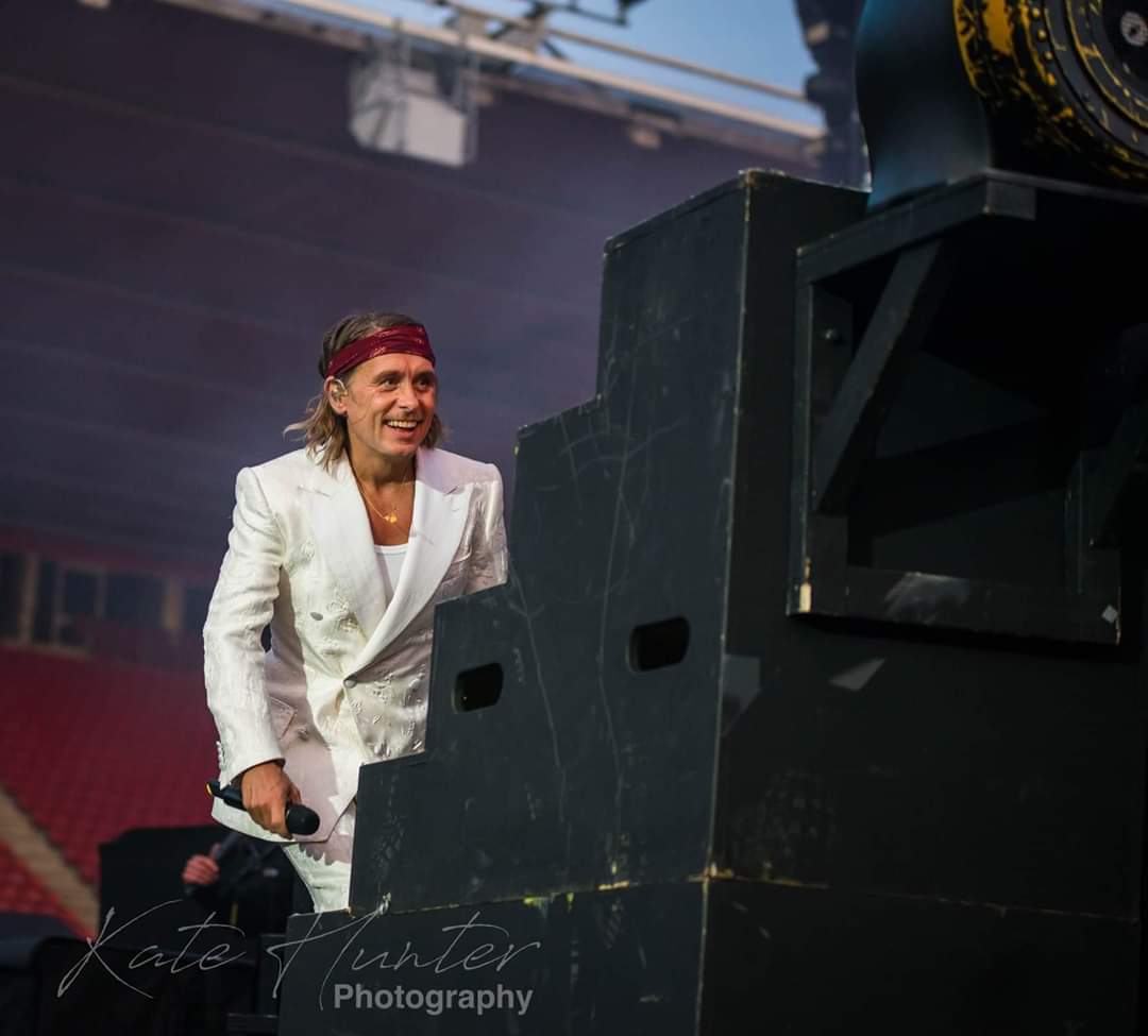 Hoje é o dia de festejarmos o aniversário do nosso Mark Owen Happy Birthday   