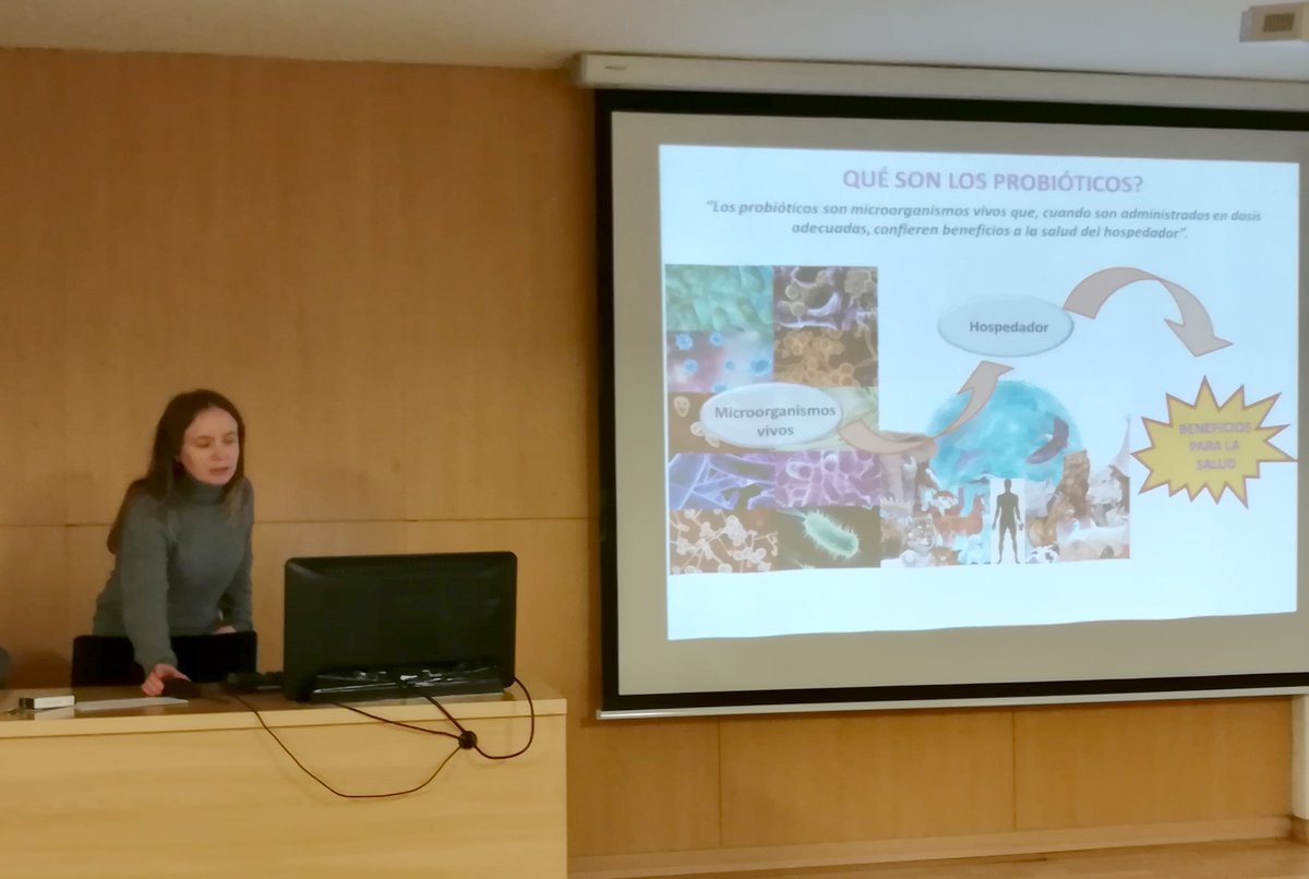 marta_rnt's tweet photo. La investigadora Matilde d'Angelo de la @UABveterinaria va realitzar una xerrada als alumnes de l'institut de FP @ProvenCoeduca sobre el paper dels #proviòtics en la salud dins del programa de divulgació #RecerConnecta #AGAUR @Pessics https://t.co/pt2wkk1YTr