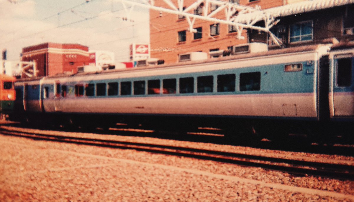 新星急行 ある日の松本駅で サロ1 19 ラストナンバー 特急かいじ用の６両編成を９両化する時に幕張からモハ車両 と共に転属したグリーン車 あまり長くは使われず あさま廃止で1系転属の波に押し出されて早々と廃車された