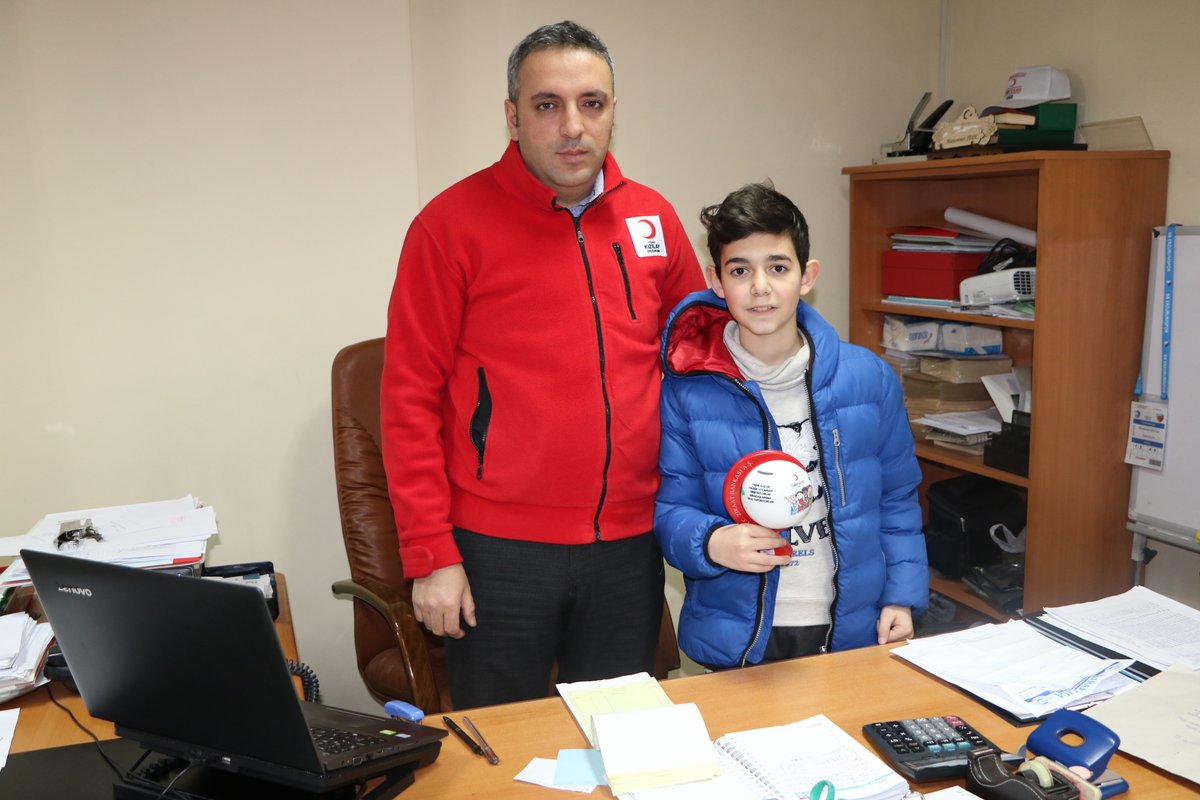 Türk Kızılay Erzurum İl Merkezi Başkanlığı (@kizilayerzurum) on Twitter photo Sabahın erken saatlerinde Kumbarasında biriktirmiş olduğu paraları #Elazığ'a bağışlamak için şubemize gelen Yağız ÇIĞRIKÇI evladımıza, bu hassasiyetinden dolayı teşekkür ediyoruz. #sensizolmaz <a href="/Kizilay/">Türk Kızılay</a> Sabahın erken saatlerinde Kumbarasında biriktirmiş olduğu paraları #Elazığ'a bağışlamak için şubemize gelen Yağız ÇIĞRIKÇI evladımıza, bu hassasiyetinden dolayı teşekkür ediyoruz. #sensizolmaz <a href="/Kizilay/">Türk Kızılay</a>