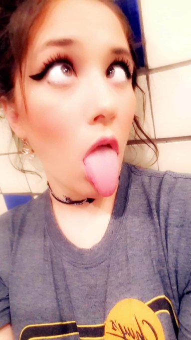 Sage Bliss - POV Striptease and Sloppy Facefuck by Sage_Bliss @manyvids https://t.co/gnv5W4lcBm https://t.co/3sqjzBLXjm