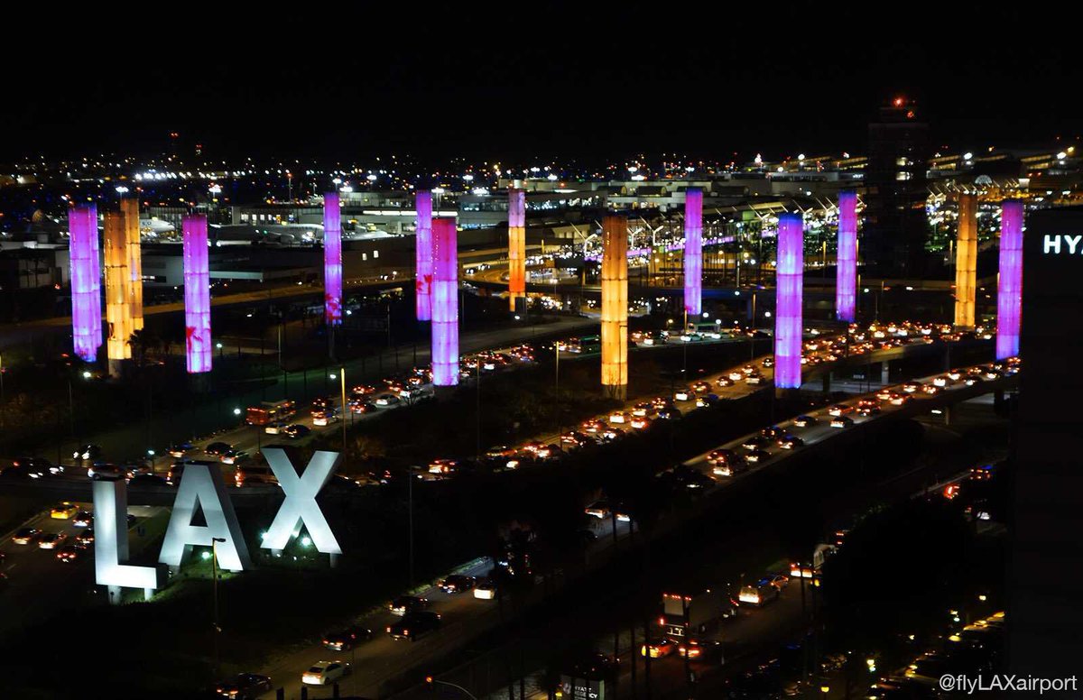 ESPNDeportes's tweet photo. El ayuntamiento de Los Angeles y el aeropuerto de la ciudad se pintaron de morado y dorado en honor a Kobe.

Kobe Bryant es un símbolo angelino, desde el año 2016 se declaró el "Kobe Bryant Day" que se celebra cada 24 de agosto. #KobeRIP #KobeForever https://t.co/uw9WoRdml9