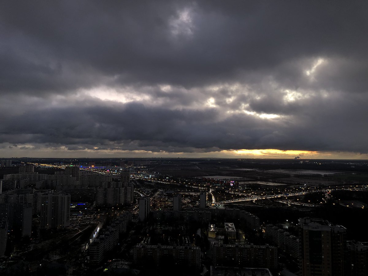 MrDelasuper's tweet photo. Сегодня снова потрогал #небо рукой и на работу:-) #солнце где-то там. #зима #видизокна #безфильтра #жизньвнебоскребе #43этаж #москва #moscow https://t.co/LxMh0PVoym