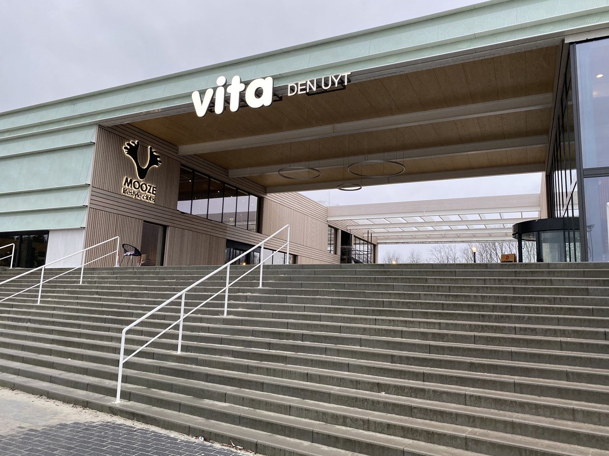 Wanneer je twijfelt of dit nu de inkom is of een overdekte sportruimte. Of de twee natuurlijk 🙈 prachtige locatie voor 80 professionals vandaag op de voorjaarsvergadering van ISB-Antwerpen ism <a href="/SportVlaanderen/">Sport Vlaanderen</a>