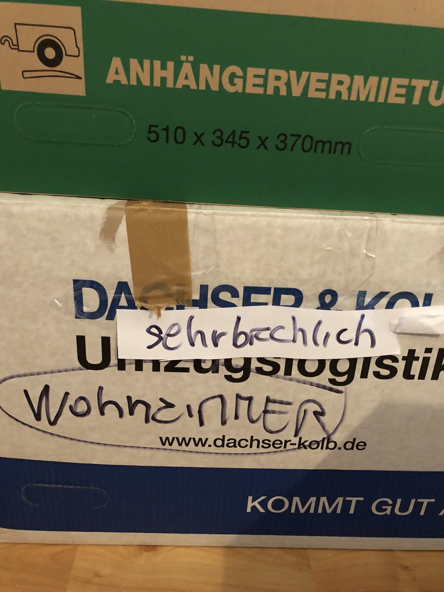cecileweidhofer's tweet photo. Achtung! Sehrbrechlich!😜Ich schreibe momentan die Wortschöpfungen unseres Sohnes, der zweisprachig aufwächst und mich oft zum Schmunzeln bringt. Aber meine Mutter (Französin, seit 4 Jahren in 🇩🇪 ) ist auch sehr kreativ! 😂 #umzug #zerbrechlich https://t.co/hDXVmiDs1X