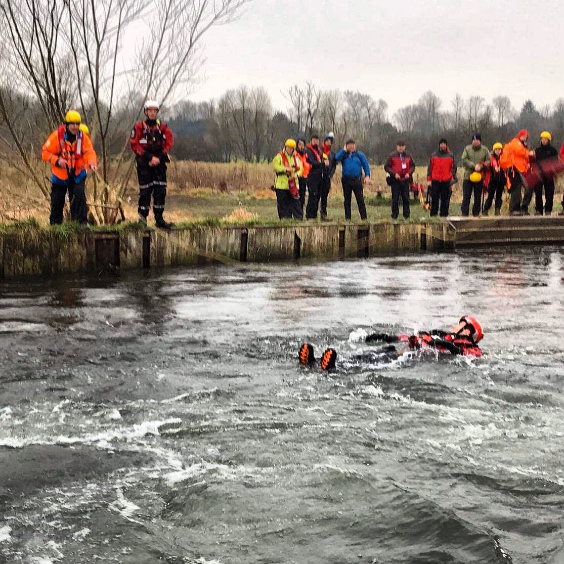 HANTSAR's tweet photo. The team were out Bank Search training Saturday, putting our trainees training to the test!

#throwlines #banksearch #water #waterrescue #searchandrescue #hamphshire #waterteam #rescue #wet https://t.co/9mc5NABbKB