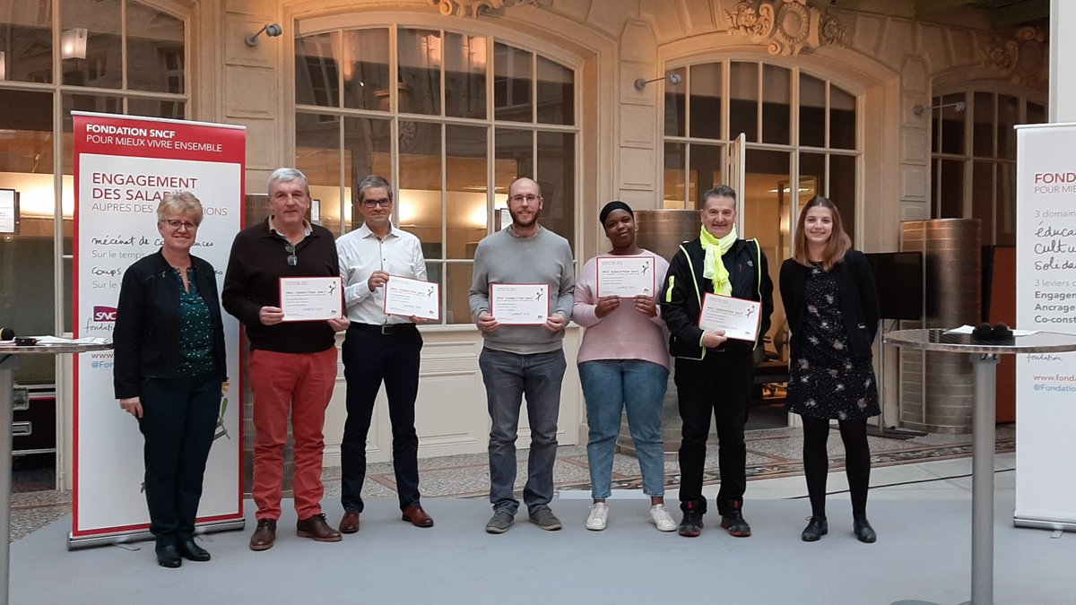 Actu_Transilien's tweet photo. Coups de cœur Solidaires ❤️

Vendredi dernier, la @FondationSNCF &amp; #Transilien ont remis des prix à 50 associations en #IDF. Ces projets associatifs portés par des salariés de @SNCF ont été sélectionnés par la Fondation et ont pour thème l’éducation, la culture et la solidarité. https://t.co/zMvh1YtDvl