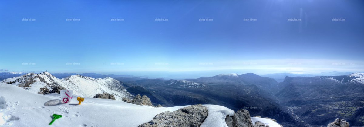 La montagne contemple la mer.
Du haut des montagnes enneigées des Alpes du Sud, on peut apercevoir la mer.
 #visitcotedazur #mer #neige #hiver #ski  #lovevalberg #snow #winteriscoming 
<a href="/VALBERGAlpesSud/">VALBERG</a> <a href="/VisitCotedazur/">Côte d'Azur France</a>