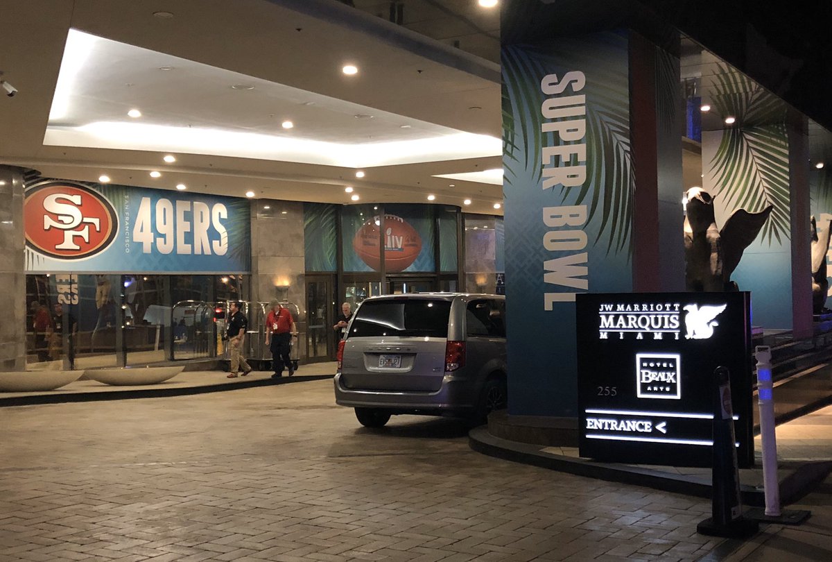 JoeFonzi's tweet photo. All quiet at 49er hotel tonight, but the graphics have to make them feel welcome. https://t.co/DmTHTqLkFJ