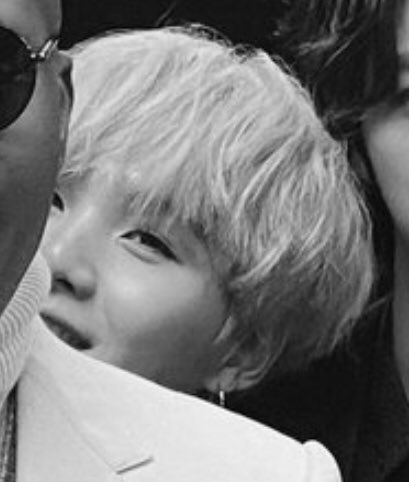 yoongisarchive's tweet photo. peek a boo 🥺 https://t.co/PpQSmcK3Tg