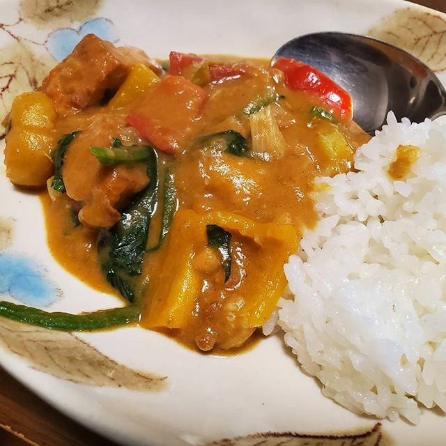 JasnTru's tweet photo. Maafe/Japanese curry hybrid with fried tofu, satoimo, satsumaimo, leeks, bell peppers, blanched spinach, fresh ginger, peanut butter, bit of sugar, dark curry roux flakes. #maafe #tofucurry #japanesecurry #マーフェ #ピーナツシチュー #カレーライス https://t.co/ZCgckZZZmO https://t.co/gbvTjeyDFk