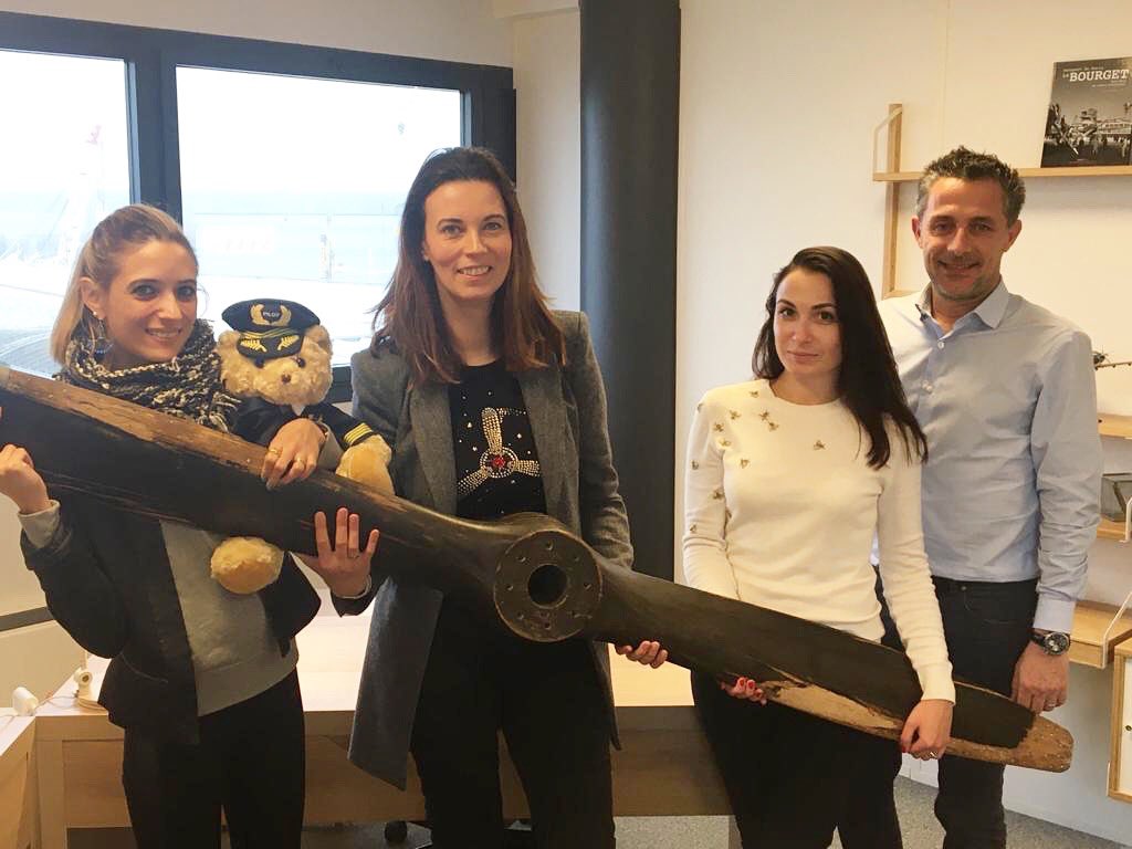 AgenceOzelys's tweet photo. [#MondayMotivation] Nous nous sentons moins seuls au 3e étage du #TerminalAstonsky... Nos amis et clients du performant groupe #Jetfly / #Fly7 / #CaptainJet viennent d’emménager au bout du couloir ! 
📸 avec la dynamique équipe @CaptainJetHQ 👍🏼 https://t.co/qByHZOeT2Y