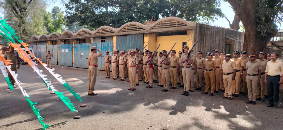TSRruralpolice's tweet photo. #Thrissur_rural_police
#Republic_day
#january_26
തൃശ്ശൂർ ജില്ലാ റൂറൽ പോലീസ് മേധാവിയുടെ കാര്യാലയത്തിൽ നടന്ന റിപ്പബ്ലിക് ദിനാഘോഷ ചടങ്ങിൽ തൃശൂർ ജില്ലാ റൂറൽ പോലീസ് മേധാവി ശ്രീ. കെ പി വിജയകുമാരൻ ഐപിഎസ് പതാക ഉയർത്തി റിപ്പബ്ലിക് ദിന സന്ദേശം നൽകി. https://t.co/h7GoJWSRQH