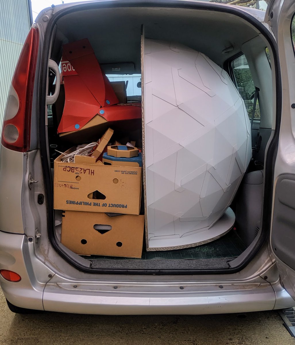 paperdomes's tweet photo. ちなみに「pov130」は車にそのまま乗せられる上に、普通のオフィス用長机にも乗る奥行65cm、そして片手で持てる5kg弱。
分解できない代わりに綺麗に映ることを優先しました。
※写真はSendai Micro Maker Faireの時のもの。左にMakeyくん。車はファンカーゴ。 #SMMF https://t.co/86H7sxrYhS