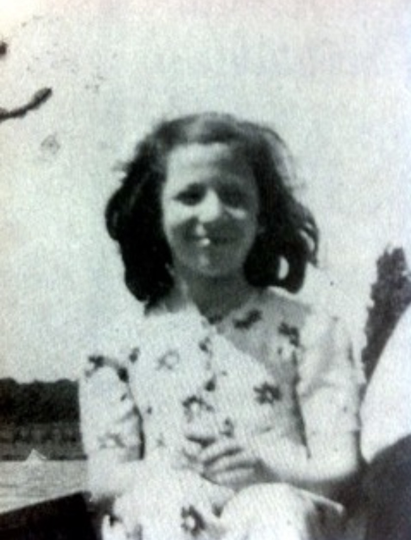 This is Suzanne Kura, a French #Jewish girl who was born in Paris. 
Suzanne arrived at #Auschwitz in a transport of 1,000 Jews deported from Drancy on 21 August 1942. 

Suzanne was murdered in a gas chamber at the age of 10.

Photo: @yadvashem

#InternationalHolocaustMemorialDay