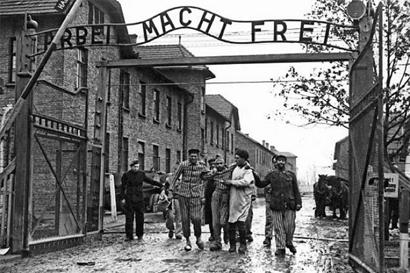 La_izq's tweet photo. Hoy se cumplen 75 años de la Liberación de Auschwitz.

El 27 de enero de 1945 las tropas del ejército rojo entraron el #Auschwitz para liberar a los prisioneros del mayor complejo de campos de concentración creado por el nazismo.
#Auschwitz75 https://t.co/vFafhivxrP