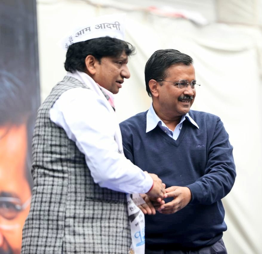 ArvindKejriwal's tweet photo. दिल्ली के सफ़ाई कर्मचारियों के सबसे बड़े नेता श्री संजय गहलोत जी आज अपने सभी समर्थकों के साथ आम आदमी पार्टी में शामिल हुए। उनके साथ मिलकर दिल्ली के सफ़ाई कर्मचारियों को न्याय दिलवायेंगे। https://t.co/j2dUyIqSX8