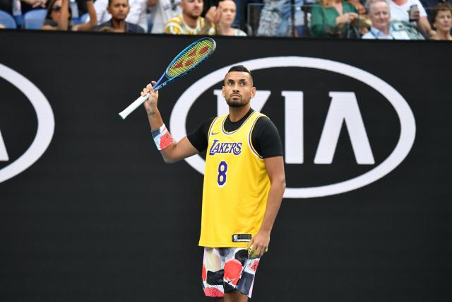 lequipe's tweet photo. Grand fan de NBA, Nick Kyrgios portait le maillot des Los Angeles Lakers de Kobe Bryant pour son entrée sur la Rod Laver Arena à l'occasion de son huitième de finale face à Rafael Nadal https://t.co/F9rnFxiLZ8 https://t.co/2hLD1yhvJX
