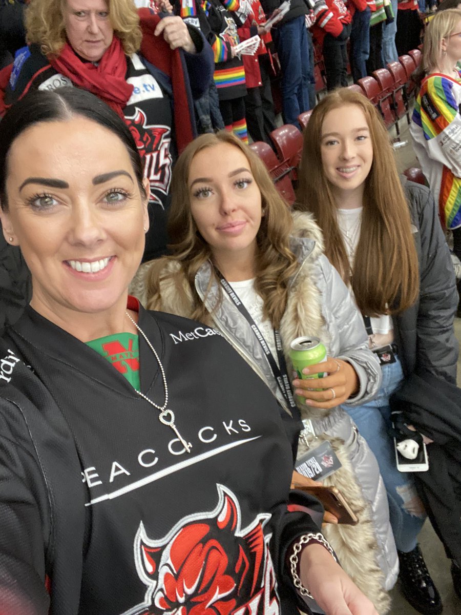 Samantha tweet media