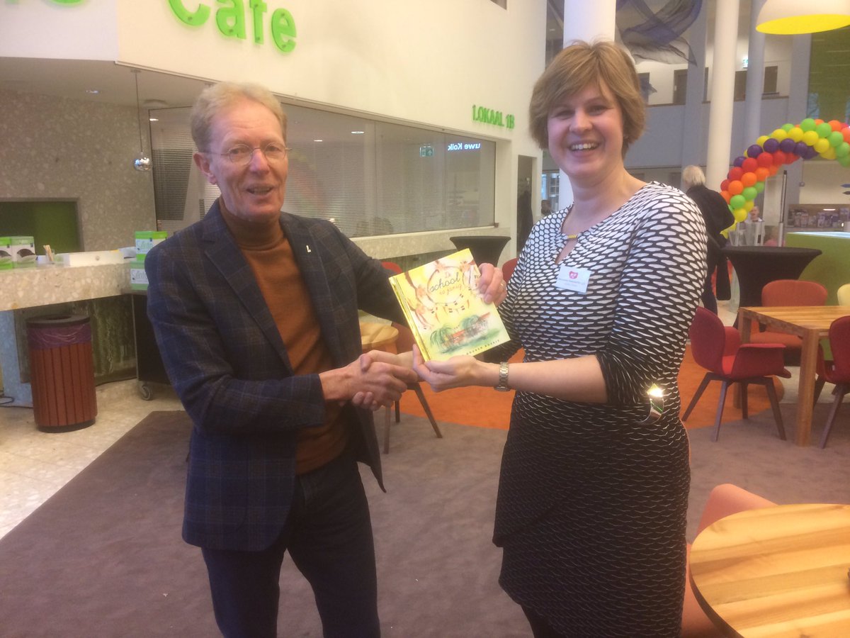 Chris Vegter overhandigt zijn nieuwste boek aan juf Heleen van <a href="/OBSDriemaster/">IKC Driemaster</a> <a href="/ICOkunsten/">ICO Centrum voor Kunst & Cultuur</a> @DeNieuweKolk
