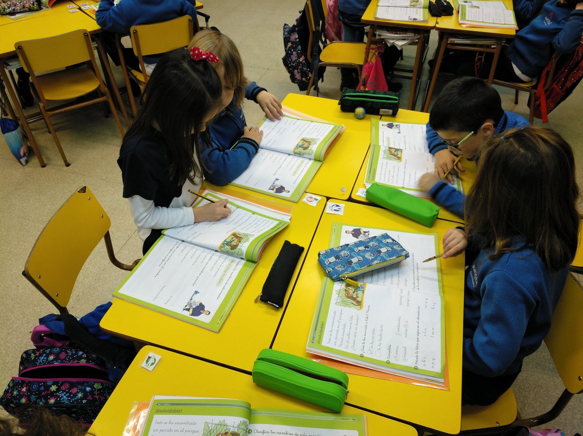 maristasguada's tweet photo. En 1° de Primaria repasamos el final del tema con técnicas de aprendizaje cooperativo. El viernes, matemáticas con "Lápices al centro" y hoy Lengua con "1 - 2 - 4" #aprendizajecooperativo @ibericamaristas @cineticaeduca https://t.co/zUBAUXwQmD