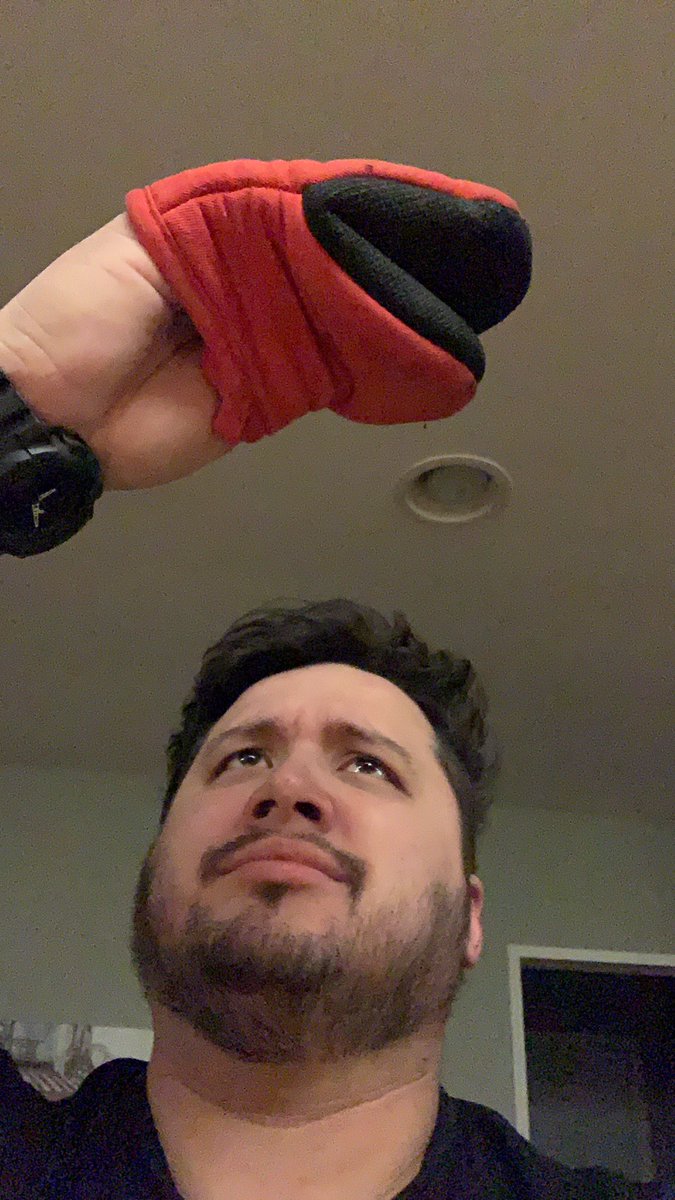 The_Stevie_V's tweet image. Went to use one of my moms oven mitts a bit ago.....got hands like wreck it Ralph I guess.....son of a bitch....#largehandproblems #ihadtomakethathashtag #bigguyproblems #twitchaffiliate #yeathatonesintheretoo