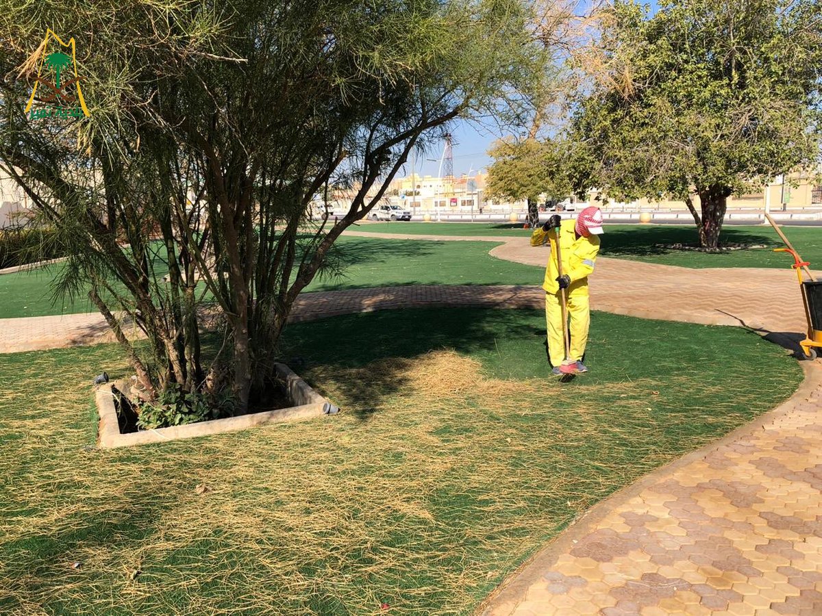 TumairMunicipal's tweet photo. إدارة الخدمات في #بلدية_تمير ممثلة بوحدة صديق البيئه تعمل على تنظيف الحديقة الواقعة بجوار مركز الدفاع المدني. https://t.co/xbZqhtnpi5