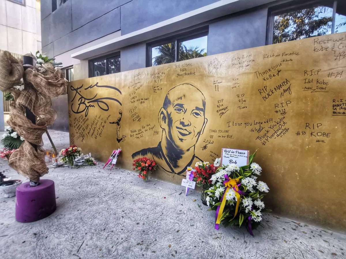 valenzuelacity's tweet photo. LOOK: The HOUSE OF KOBE wall in Karuhatan, Valenzuela City. Fans paid their respects to NBA Legend #KobeBryant by sending flowers and writing their messages on the tribute wall of the newly inaugurated basketball court. #MambaOut #RIPMamba

📸 Avee Ramos/DCU https://t.co/J2qiTx8jr2
