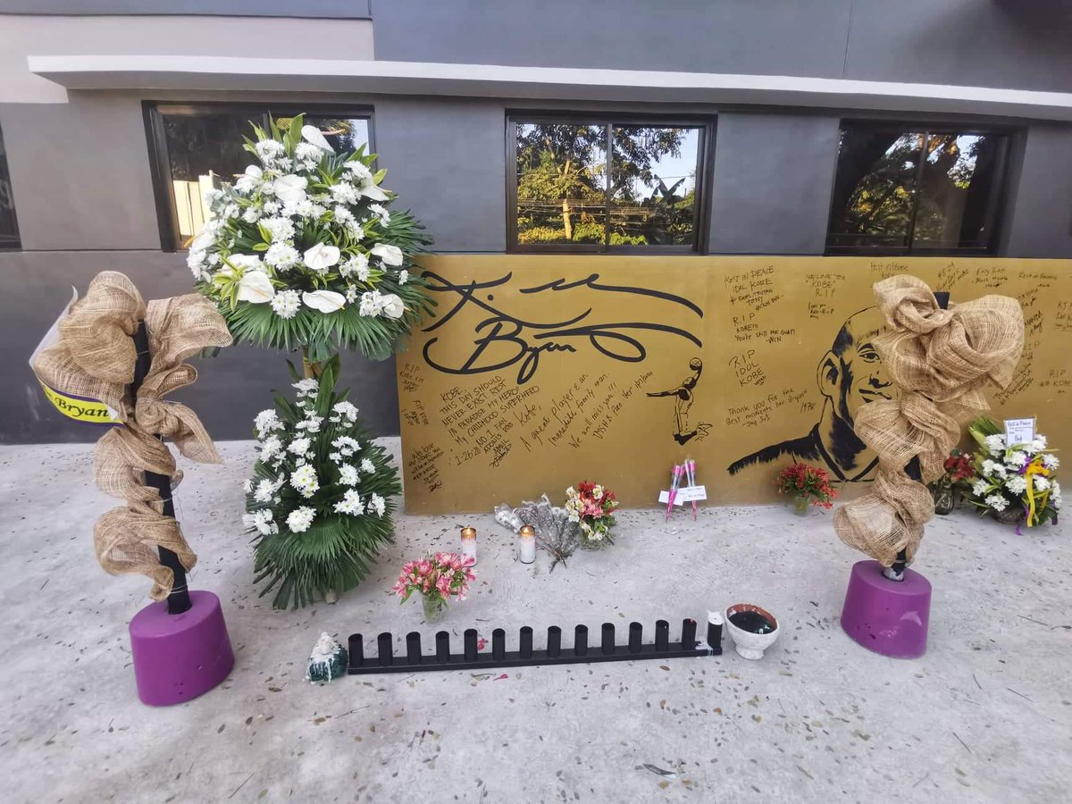 valenzuelacity's tweet photo. LOOK: The HOUSE OF KOBE wall in Karuhatan, Valenzuela City. Fans paid their respects to NBA Legend #KobeBryant by sending flowers and writing their messages on the tribute wall of the newly inaugurated basketball court. #MambaOut #RIPMamba

📸 Avee Ramos/DCU https://t.co/J2qiTx8jr2