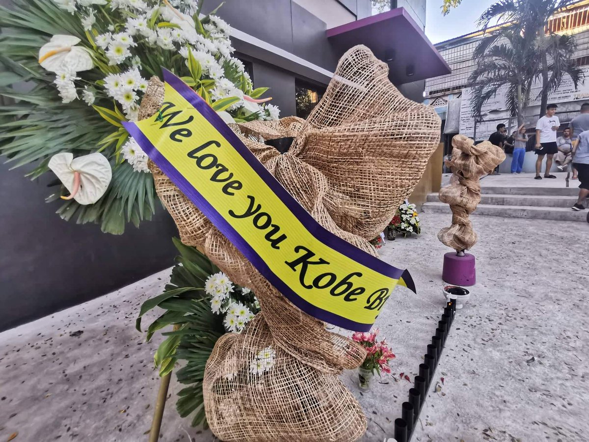 valenzuelacity's tweet photo. LOOK: The HOUSE OF KOBE wall in Karuhatan, Valenzuela City. Fans paid their respects to NBA Legend #KobeBryant by sending flowers and writing their messages on the tribute wall of the newly inaugurated basketball court. #MambaOut #RIPMamba

📸 Avee Ramos/DCU https://t.co/J2qiTx8jr2