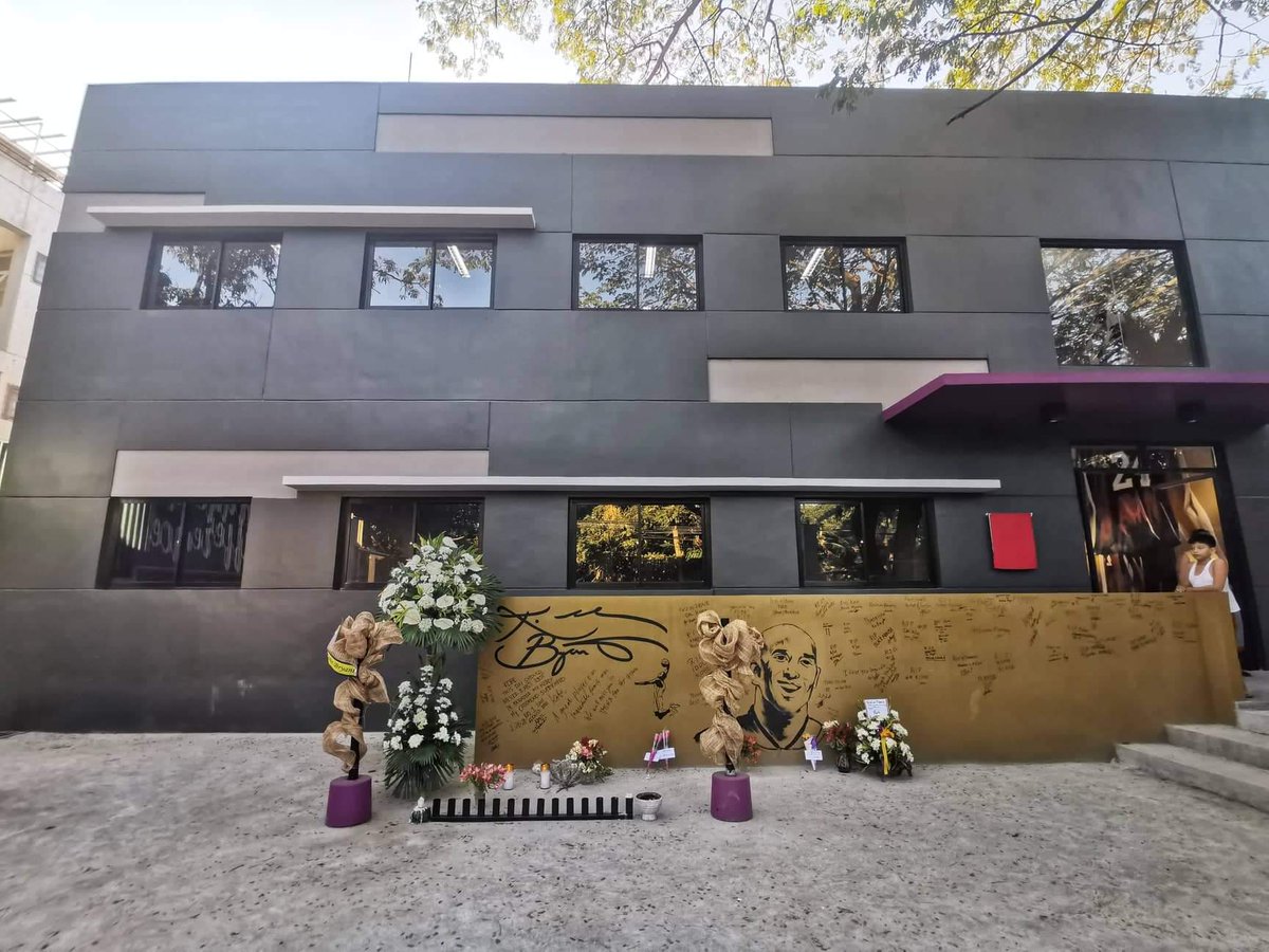 valenzuelacity's tweet photo. LOOK: The HOUSE OF KOBE wall in Karuhatan, Valenzuela City. Fans paid their respects to NBA Legend #KobeBryant by sending flowers and writing their messages on the tribute wall of the newly inaugurated basketball court. #MambaOut #RIPMamba

📸 Avee Ramos/DCU https://t.co/J2qiTx8jr2