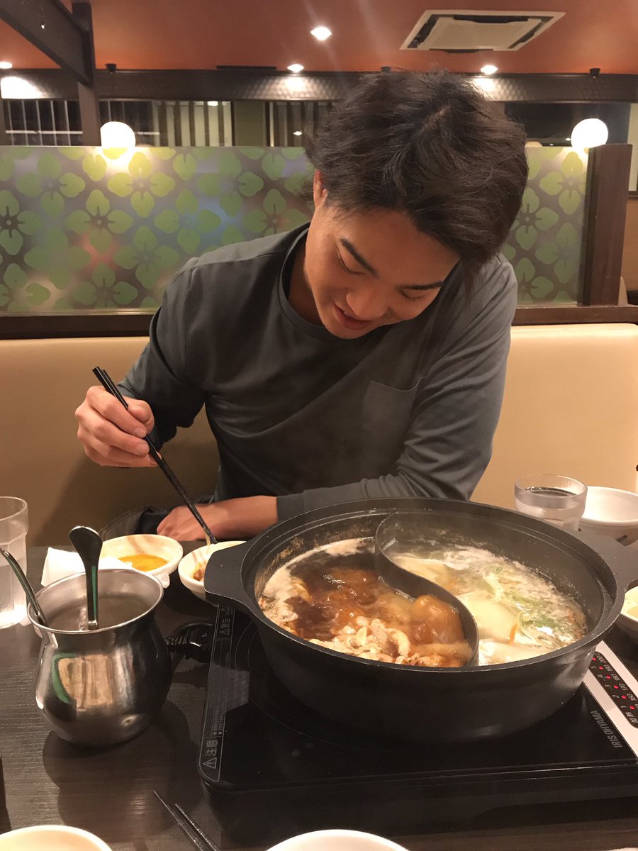 _asu416_'s tweet photo. 昨日ご飯食べに行った時お水持って行ったらよしきもお水持ってきてくれてて、あすかのが氷1個でよしきのが氷2個入った水持ってったらまさかのよしきも同じ様に持ってきててお互いわかってる〜👉👈ってなった
結局お水２つずつ https://t.co/DCR9cPb4c6