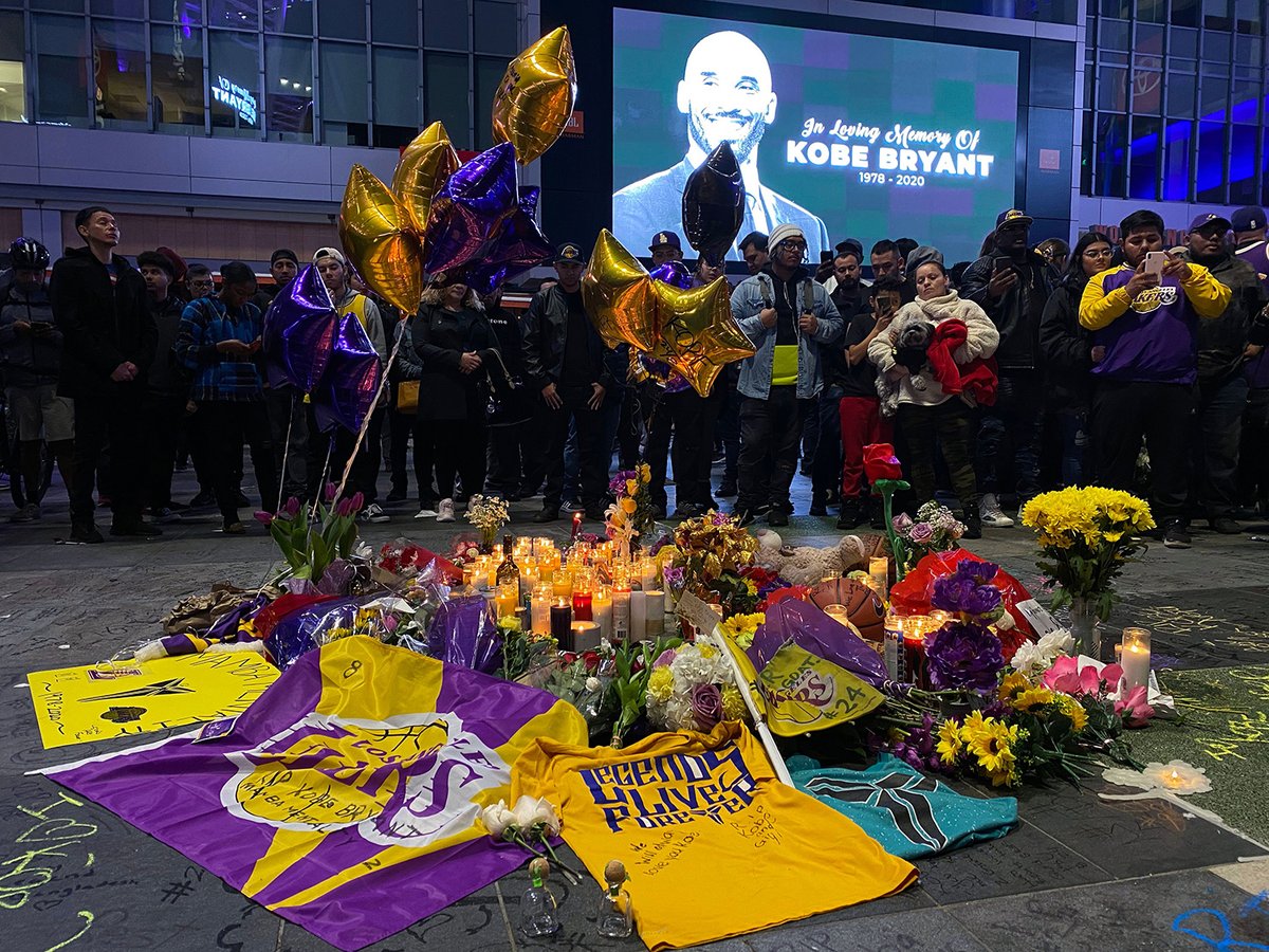 MovistarNBA's tweet photo. El recuerdo de la ciudad de Los Ángeles a Kobe Bryant. https://t.co/gqakYaTCKB