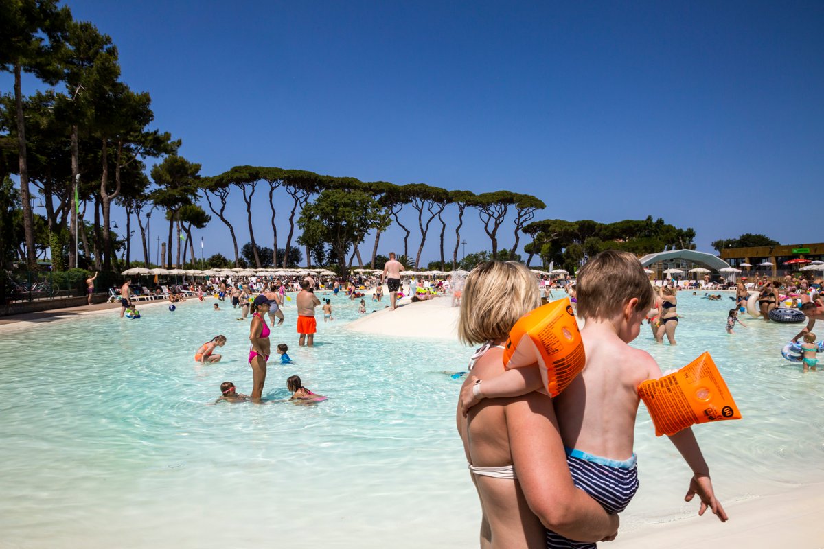 GustocampNL's tweet photo. In het fantastische waterpark van camping Park Albatros met diverse (lagune) zwembaden, glijrotsen en glijbanen zal het hele gezin zich vele vakantie uren uitstekend vermaken.😍 Is dit een camping voor jouw gezin?

Meer bekijken ≫ https://t.co/JadqRGXvO7 https://t.co/SRCYbI9WGQ