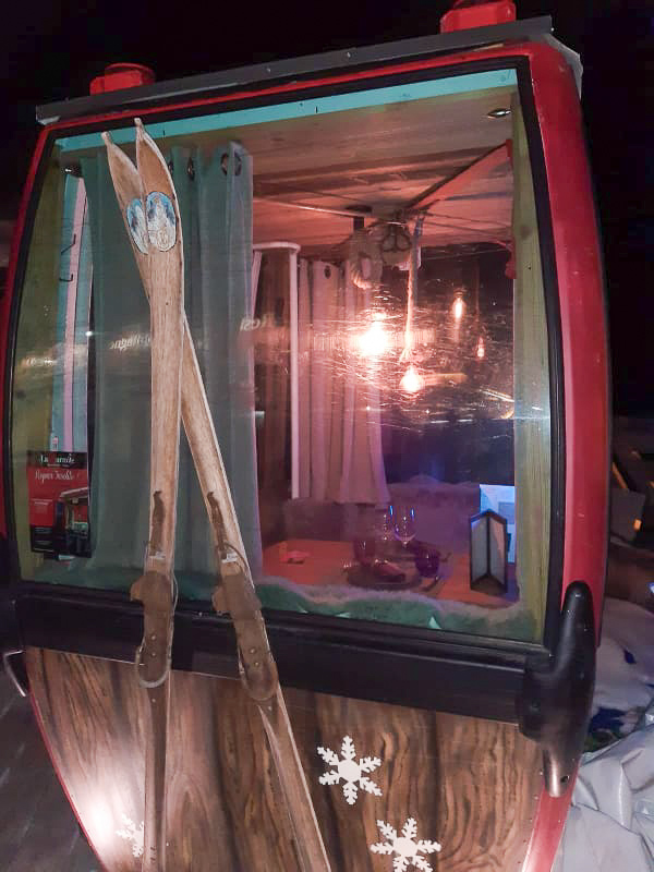 JaipourO's tweet photo. Pourquoi pas manger dans une télécabine ?! 🍴🍷

#ski #station #lesméuires #groupe #lamarmitte #restaurant https://t.co/NJWXAZU7Mb