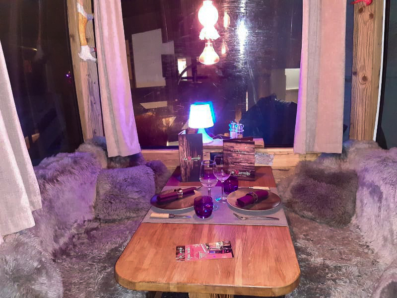 JaipourO's tweet photo. Pourquoi pas manger dans une télécabine ?! 🍴🍷

#ski #station #lesméuires #groupe #lamarmitte #restaurant https://t.co/NJWXAZU7Mb