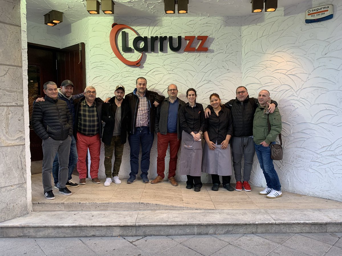 elfutbolinradio's tweet photo. Ayer fue nuestro último programa en @Herri_Irratia y todo el equipo del futbolín despidió la temporada en el maravilloso restaurante @larruzz 😋 https://t.co/GTNqfVvyc1