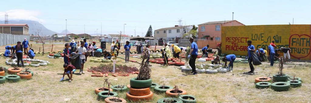 Everyone joined in a successful volunteer cleanup in Bonteheuwel, Cape Town this weekend. Joining hands with the community, both young and old, whilst promoting a culture of peace.