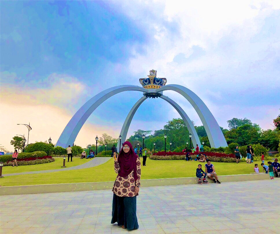 ainnajwaroslan's tweet photo. Seorang Beruang🐻 Kutub ❄️☃️
Puteri Lilin 🔥
#MissAircond🏪😎🥳
JB Food hunting tak pernah mengecewakan💥🌟! dan wajib singgah my fav place, #BanafeeVillage layan liveband 🎶🎵🎤🎻🎺🎷🎸sambil makan #SupTulangMerah + #SupTulangZZ pun 🔛 !
#ANRvacay #ANRootd 💃🏼 https://t.co/SN1wYdgCzf
