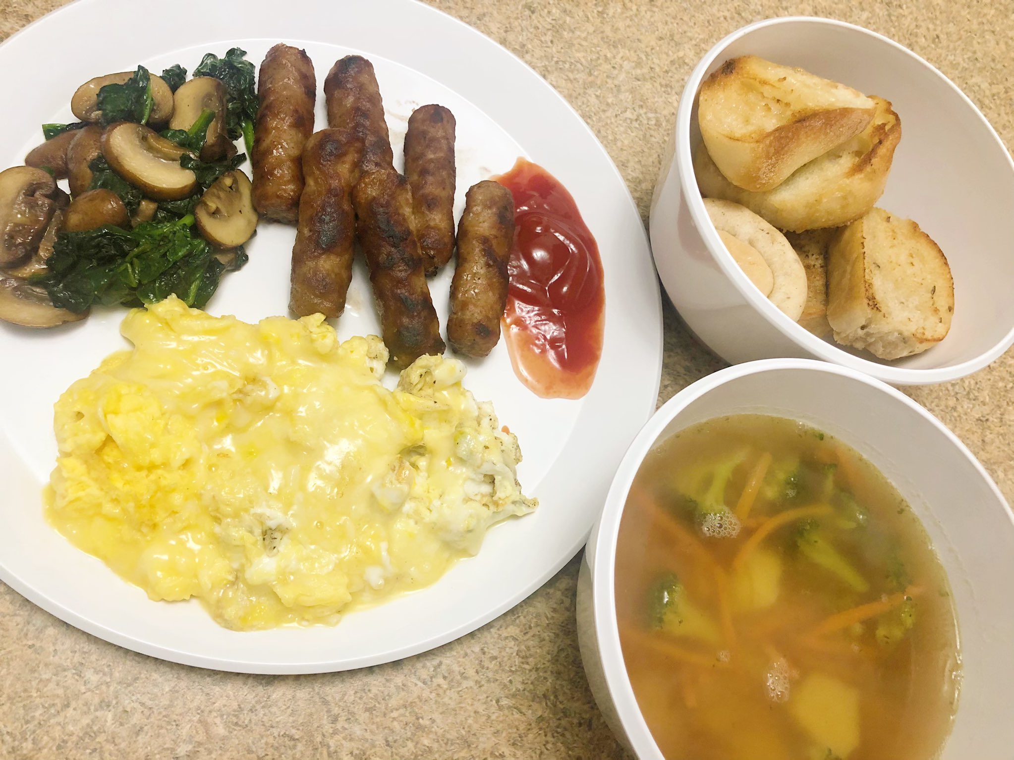 Miyuki Fujii 先週の日曜日のお昼ご飯 ヒルデールのスーパーで買った安いパン バターで焼いたら普通に美味しかった コンソメスープ ソーセージ マッシュルームとほうれん草のソテー チーズ入りスクランブルエッグ ホテルの朝食みたい
