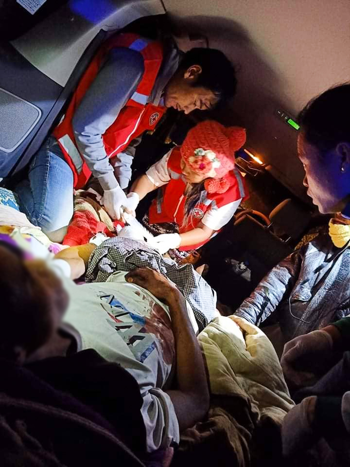 MyanmarRedCross's tweet photo. Myanmar Red Cross Volunteers give first aid services, emergency responds and send the mine victims to the hospital.
@MyanmarRedCross @RedCrossVolunteers
#firstAidServices
#minerisk #mineawareness https://t.co/HAY3jgZiiW