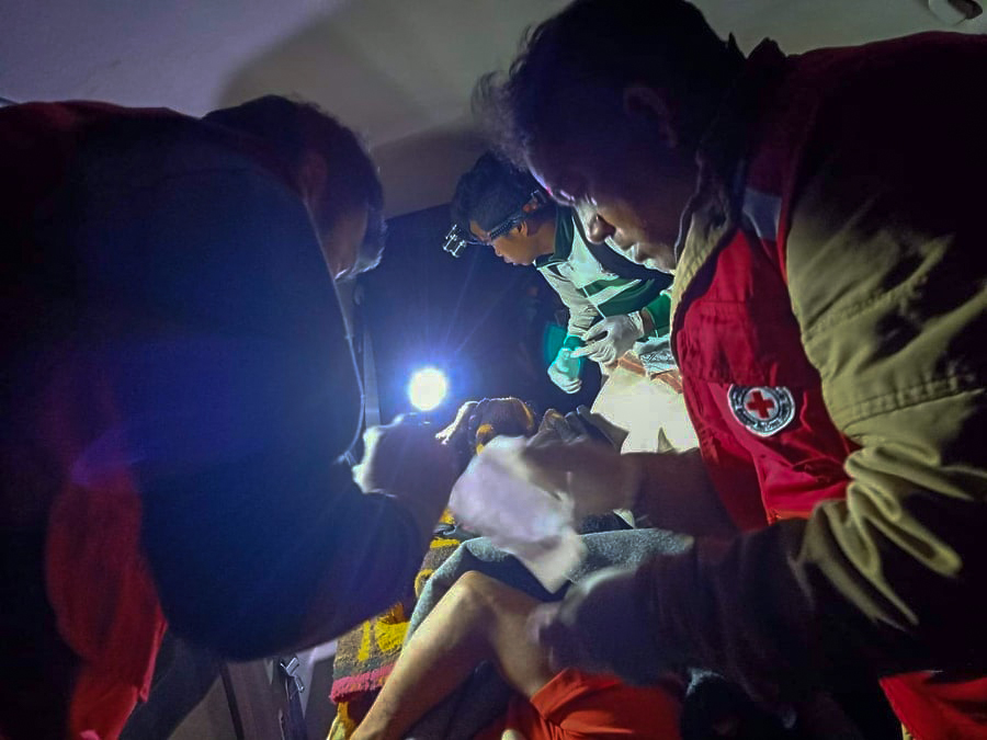 MyanmarRedCross's tweet photo. Myanmar Red Cross Volunteers give first aid services, emergency responds and send the mine victims to the hospital.
@MyanmarRedCross @RedCrossVolunteers
#firstAidServices
#minerisk #mineawareness https://t.co/HAY3jgZiiW